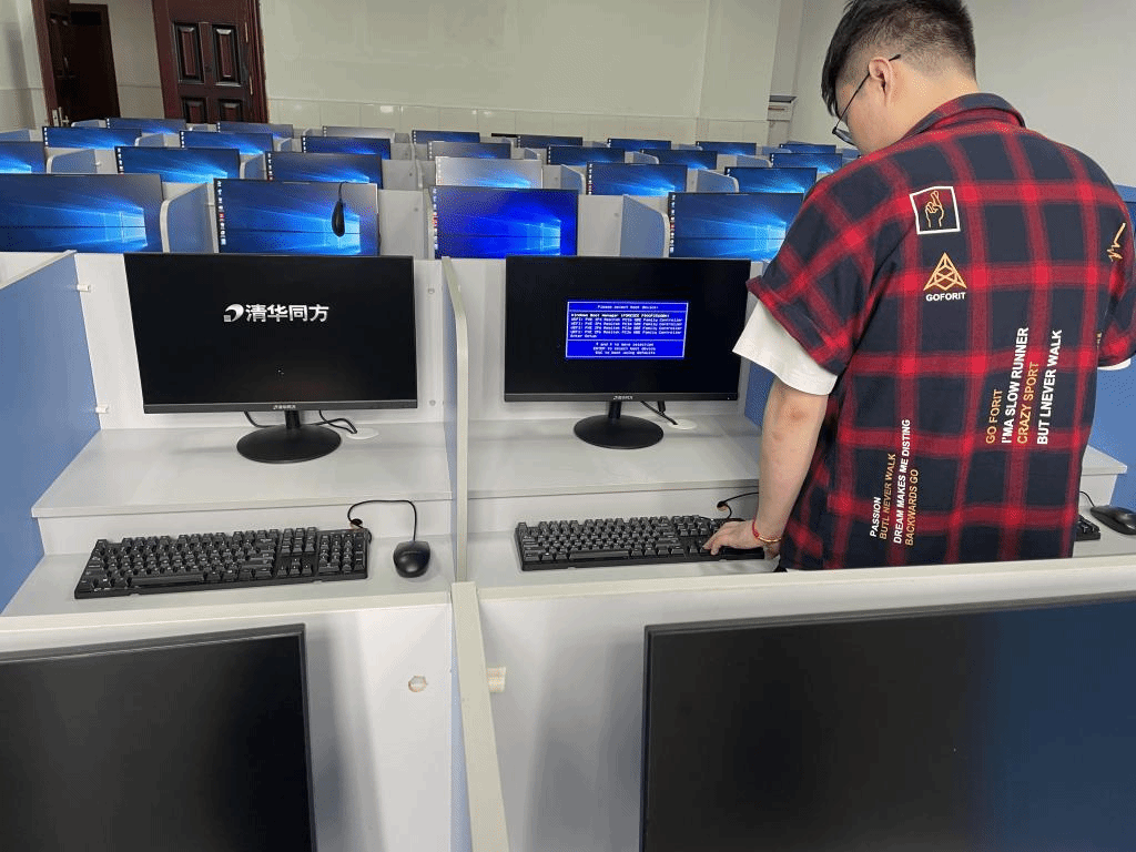 计算机学院实训教研室开展期中机房维护工作，保障教学服务高效运行
